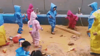室外10，幼儿园让孩子玩水玩泥巴，双胞胎妈妈果断拒绝后又加入