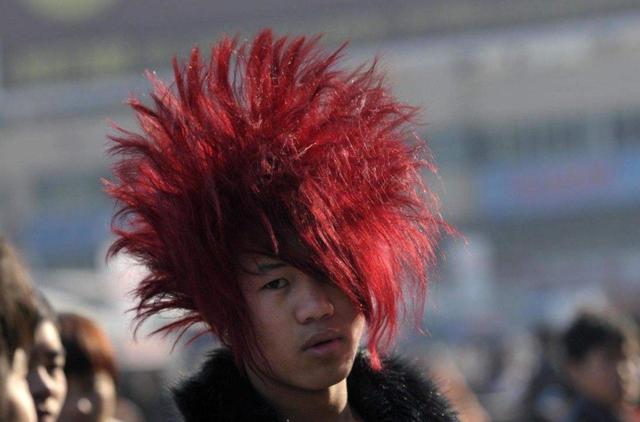 2006年，11岁少年创“杀马特家族”，两次退出后创业为自己正名