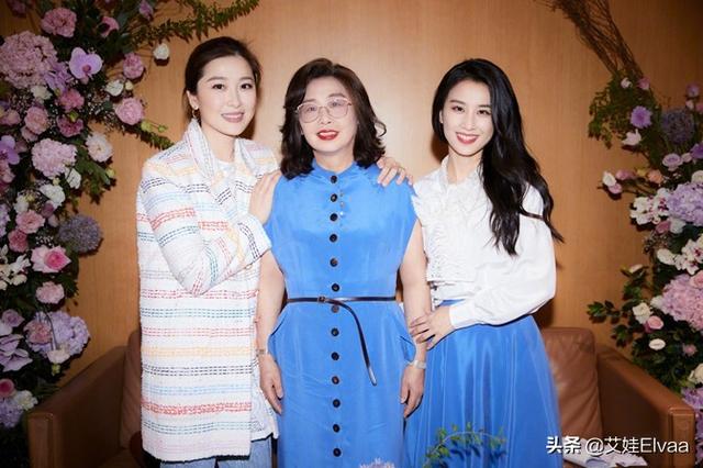 黄圣依母女教师节罕同框，妈妈穿白裙桃花眼抢镜，母女模样似烙饼
