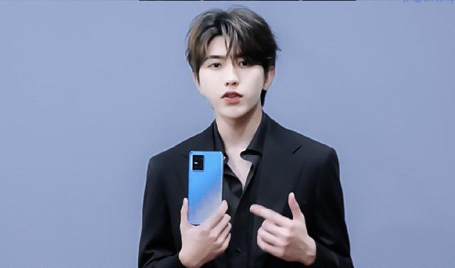 作为手机品牌代言人,蔡徐坤真是神一样的存在,从vivo s系列的首款机型