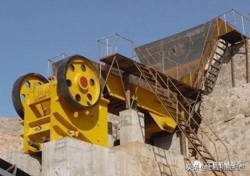 锷式破碎机偏心铰链连杆机构