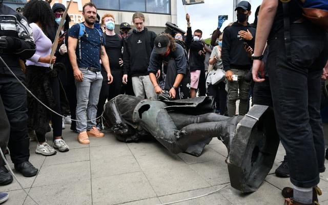 黑命贵，绝地反击“黑命贵”，英国强硬展出被拆黑奴贩子雕像，已交手3次