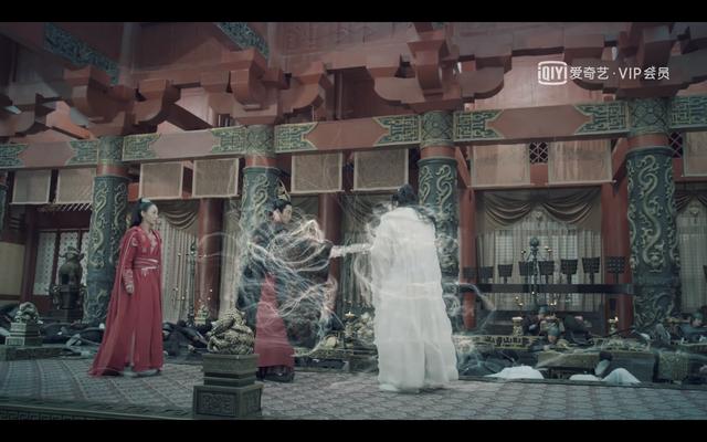 饰演的梁惊梦是巴山剑场的剑首,豪气干云的英雄.