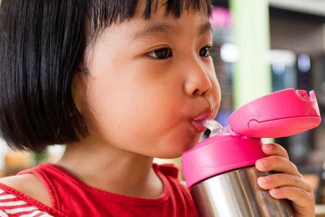 媒体曝光了部分不合格保温杯，别再用它给娃装水喝了，危害大