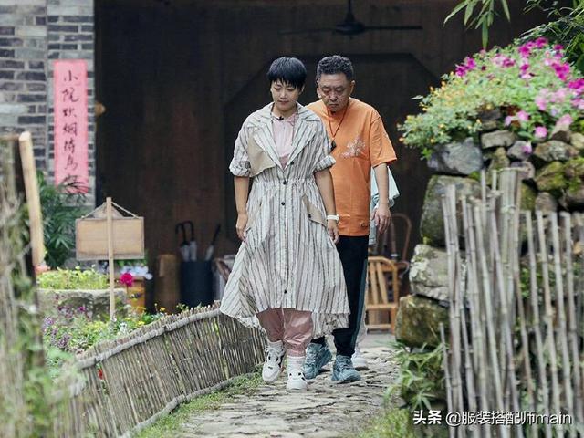 于谦的媳妇:于谦妻子已年过四十，却凭借高颜值和好气质，把基础款穿出高级感