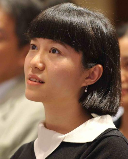 杨振宁100岁生日，45岁翁帆一袭红裙笑颜如花，18年婚姻证明爱情