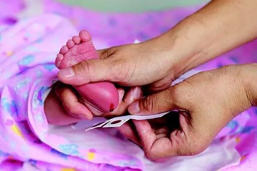 一定要记得给宝宝采集足跟血，进行新生儿疾病筛查