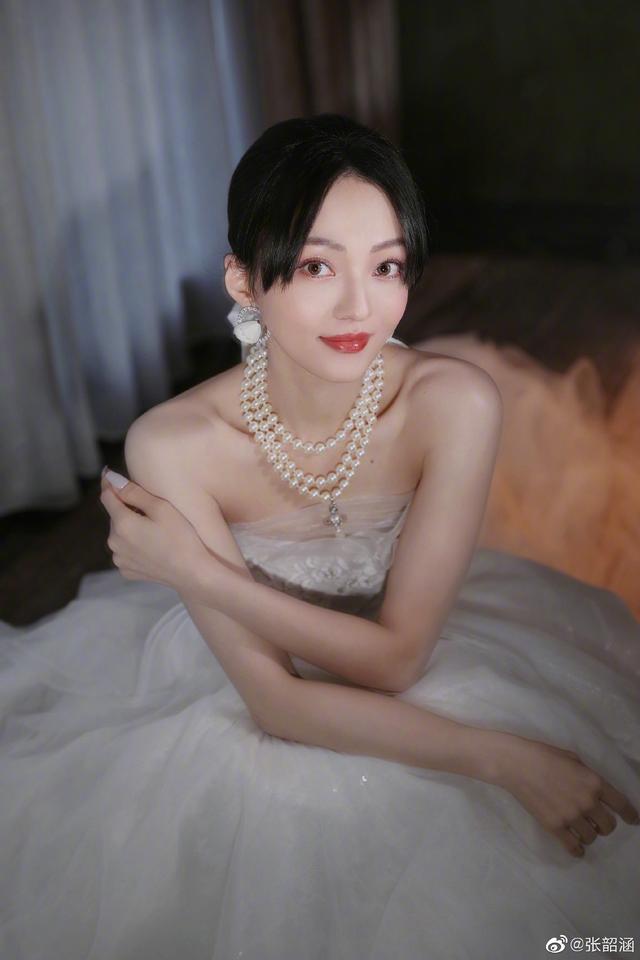 大湾区中秋晚会：温碧霞露肩撩人，赵丽颖又仙又欲，舒淇惊艳全场
