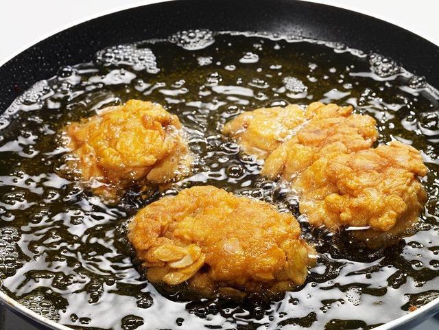 女人过了45岁后，雌激素水平或会下降，建议平时少吃4种食物