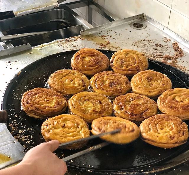 成都梁家巷的特色锅盔，十多年的技艺传承，金黄酥脆、油香四溢