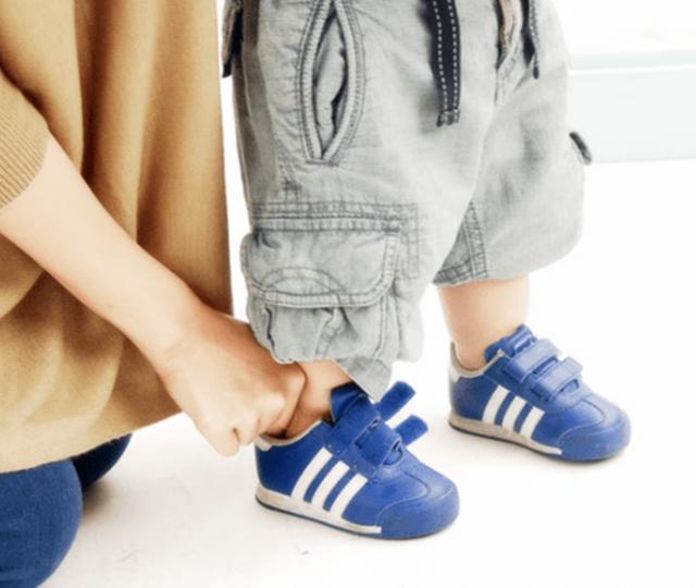 孩子再喜欢这种鞋，妈妈也要尽量避免购买，潜藏的危害很大