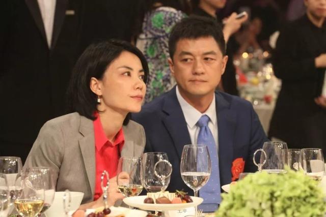 51岁李亚鹏再当爸！王菲“满脸的嫌弃”成全了老李“双重的幸福”