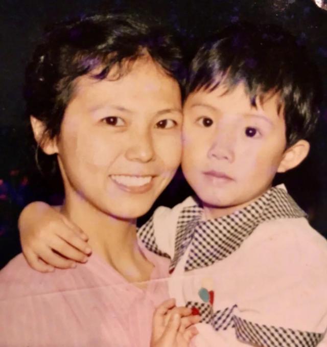 糊涂的李云迪，成功背后的“铁腕母亲”，是怎样的原生家庭？