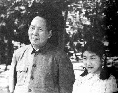毛主席给自己的两个女儿取名姓李，李讷却不满意：爸爸我想改姓毛