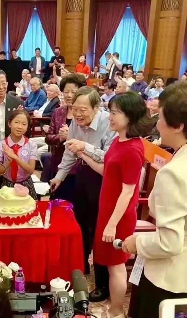 杨振宁100岁生日，45岁翁帆一袭红裙笑颜如花，18年婚姻证明爱情