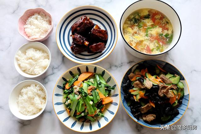 妈妈每天换着花样给孩子做饭，有荤有素营养健康，孩子爱吃身体棒