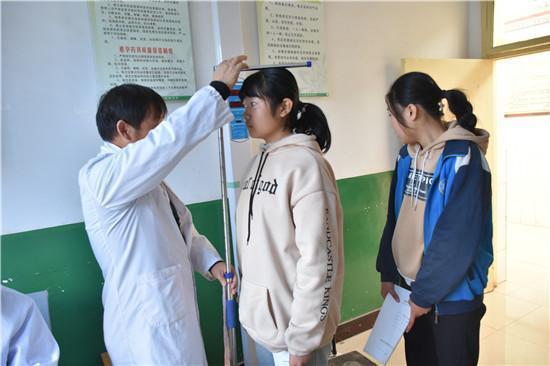 14岁女孩身高直冲168，儿科医生：3种食物是“长高王”，可多吃点