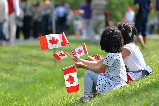 加拿大移民：自由党与保守党承诺降低育儿费，父母可节省多少钱