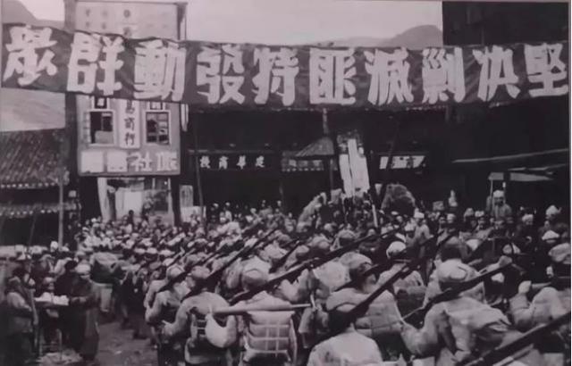 50年一封急电让毛泽东勃然大怒，邓小平紧急部署，歼灭116万土匪