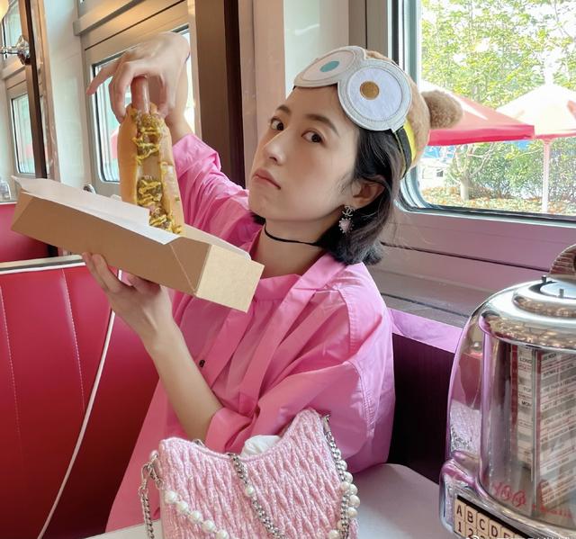 关晓彤、佟丽娅等明星扎堆环球影城，纷纷提前试玩，粉丝的天堂？