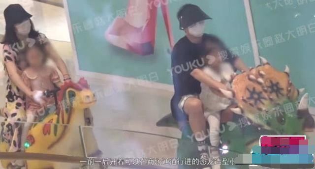 谢娜一家四口逛街！她穿衣臃肿似阿姨，双胞胎女儿正脸都太像张杰