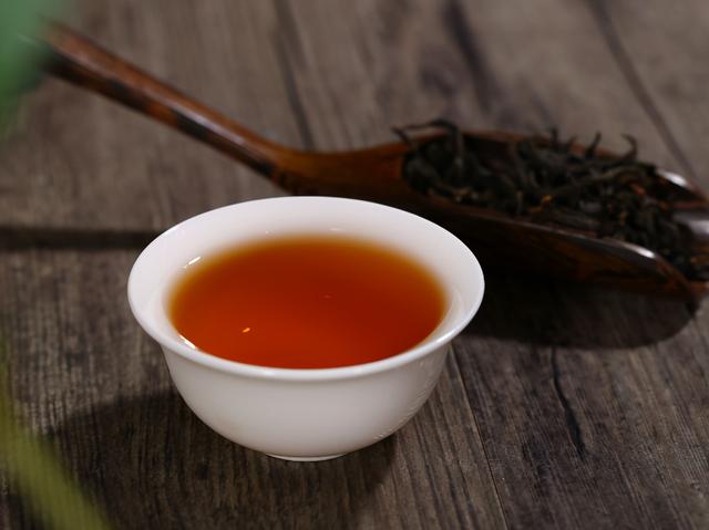 长期吸烟但坚持喝茶的人，身体会怎样呢？喝茶能缓解“烟毒”吗？