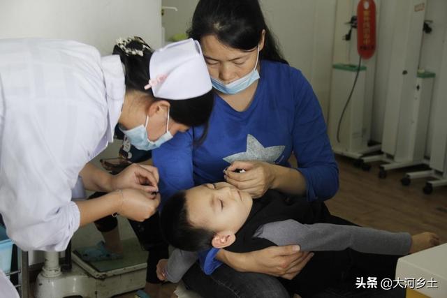 男童突然发病确诊重症，爸爸借故外出，耳聋妈妈独自带他艰难求医