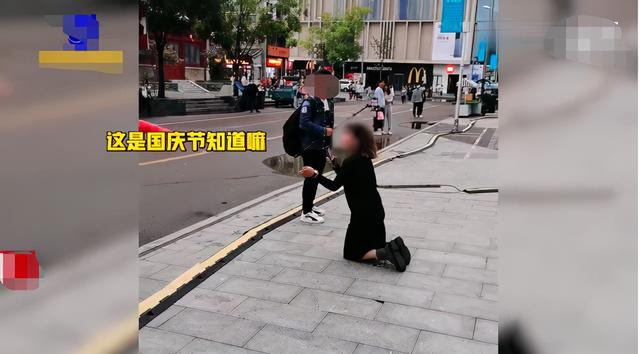 济南：女子街头跪地直播，路人指责，网友：PK惹的祸