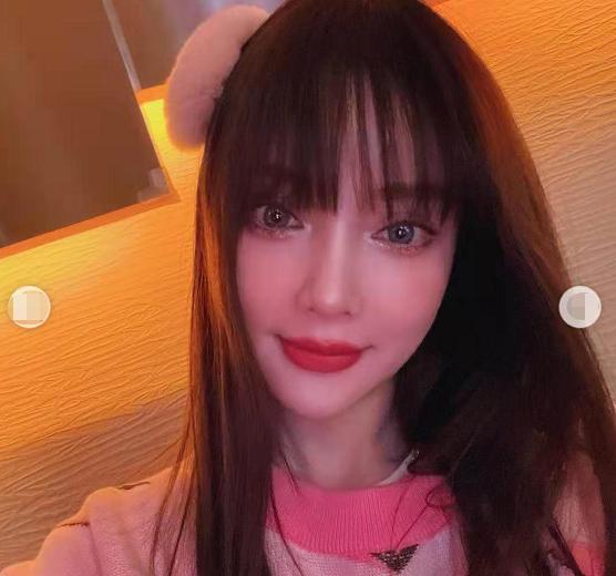 李小璐整容:李小璐与朋友聚餐，下巴突兀被疑又整容，戴定制项链镶满耀眼钻石