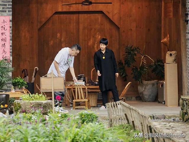 于谦的媳妇:于谦妻子已年过四十，却凭借高颜值和好气质，把基础款穿出高级感