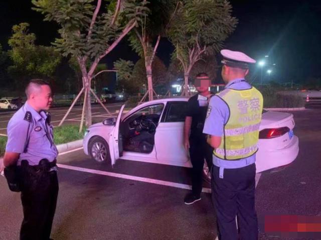 男子上完厕所后发现车被 偷 慌张报警竟闹大乌龙 记错停车位了 全网搜