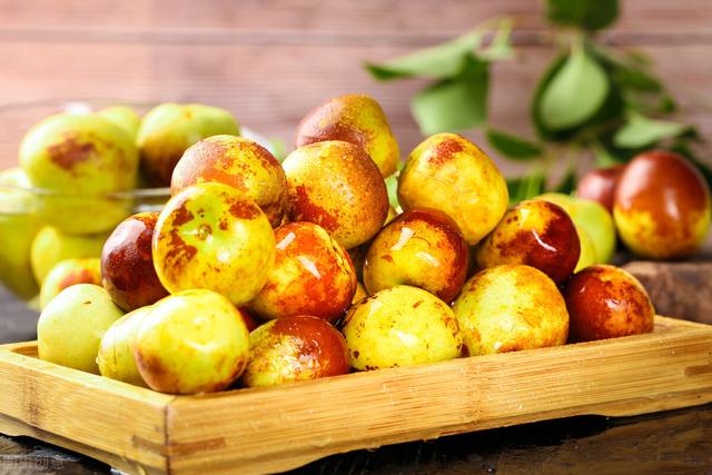 秋冬季节 也要多吃水果 补充维生素哟 太阳信息网