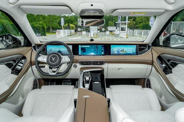 配可调光全景天幕，还带可升降三联屏+空气悬架，实拍岚图FREE