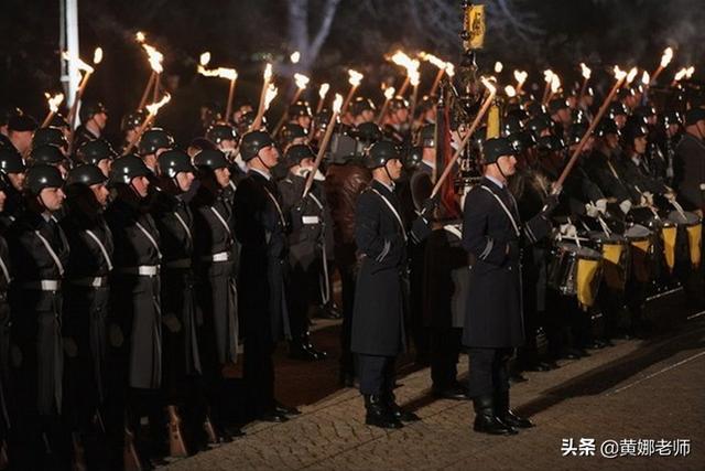 德国国防军再次举行“火炬游行仪式”：这原本就是德军历史传统