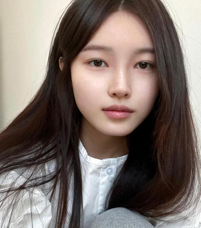 眼睛漂亮的女生,这几个特征很明显,素颜有灵气,化妆会更精致