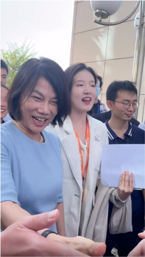 格力三十周年庆典现场曝光，董明珠穿礼裙现身，22岁接班人地位高