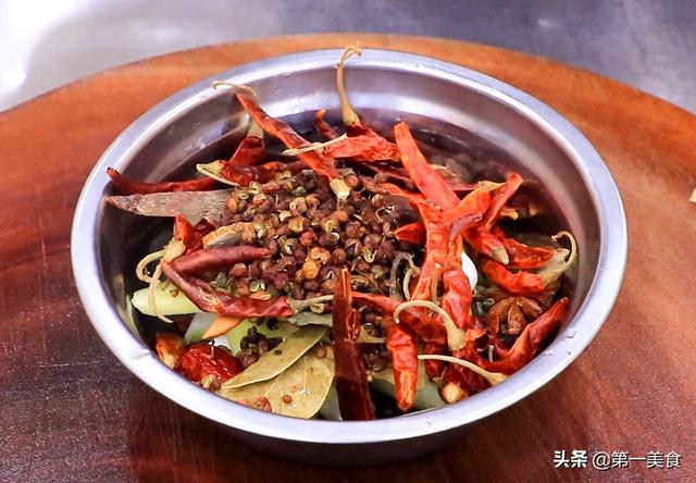 椒麻鸡里配什么素菜,椒麻鸡可以放哪些配菜,深度好文转弯