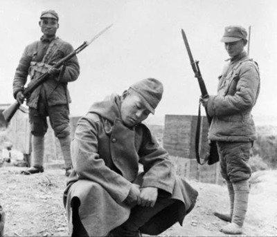 伪军中将给粟裕送了盒烟，粟裕发现不对大喊：部队集合，电台关闭