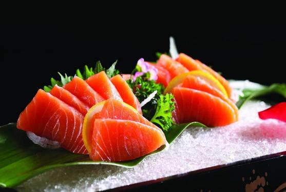 图文 三文鱼为什么要生吃 难道不用水煮一下吗 今天算明白了 三文鱼刺身用不用煮熟 Www Caipu56 Com