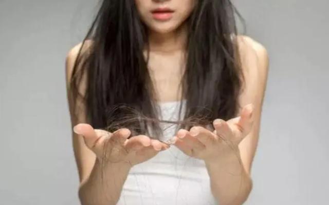 浙江一女子坚持用盐和醋洗头，2个月后，她的头发怎么样了？