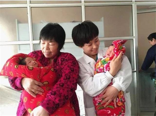 45岁奶奶和45岁妈妈，同样都是带娃，俩孩子差距不是一般的大