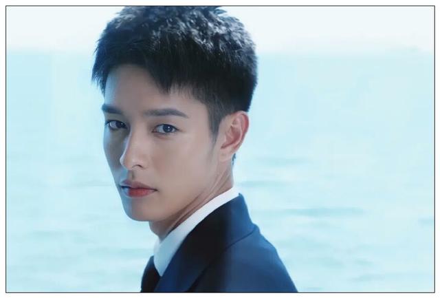 曹佑宁在《他在逆光中告白》饰演的厉腾经营着一家保安公司,总感觉他