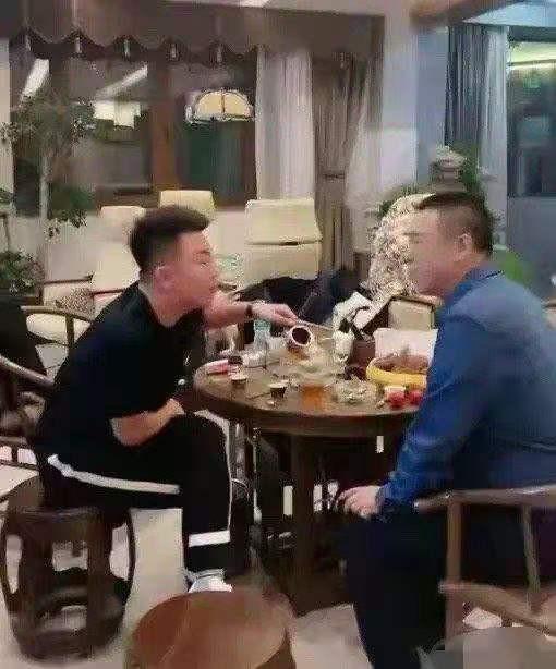 宋小宝妻子:宋小宝娇妻罕出镜，怀中神秘小孩被疑是三胎？身后豪宅奢华似皇宫