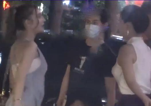 李治廷女友:李治廷携女友现身妇产医院检查，女方被曝小腹微凸疑似有孕