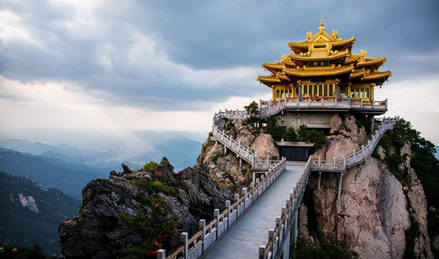 伏牛山在哪,实拍伏牛山老界岭下的村庄(伏牛山在哪)