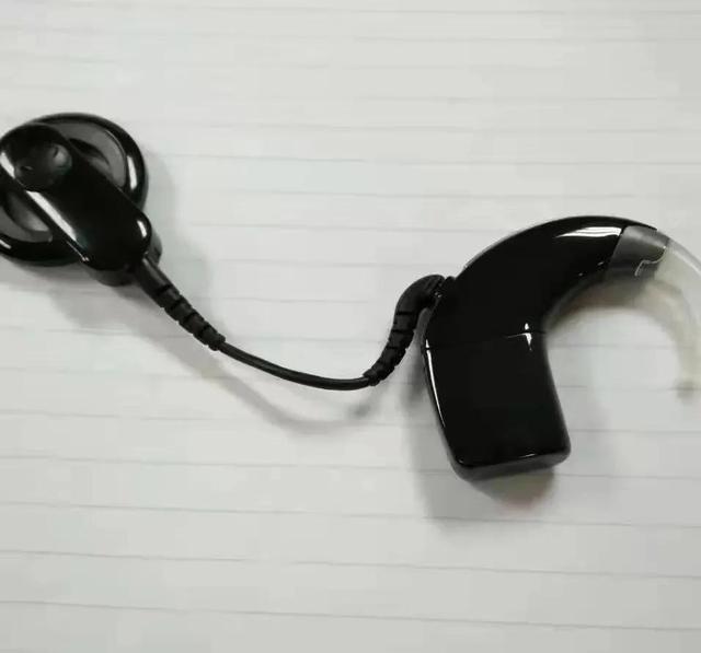 头上戴着天线的特殊儿童