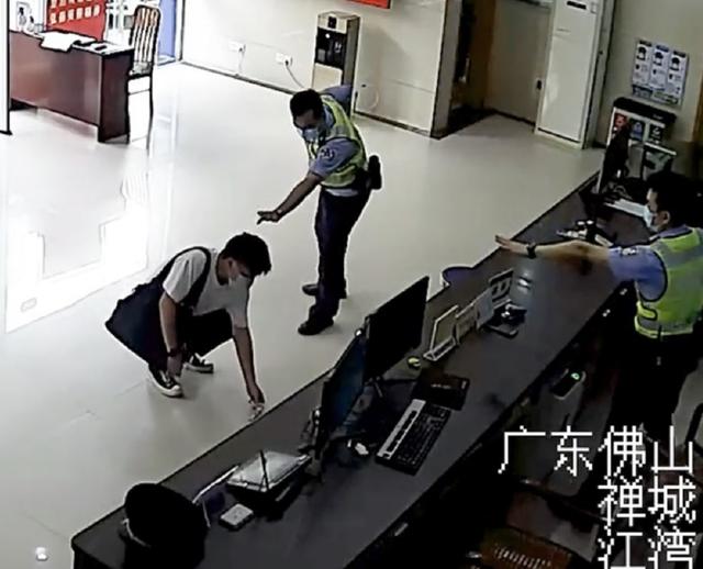 男子购买仿真手枪模型，因太过逼真主动到派出所上缴，拿出后民警立刻做出警觉状态