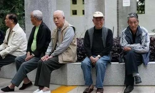 从最近“城管拎摔老人”事件，说说给农民建立退休制度这件事