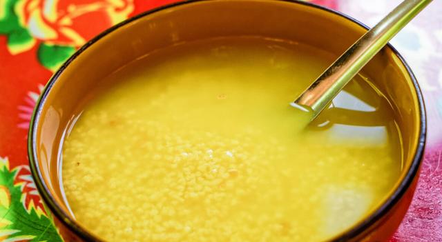 每天喝小米粥能养胃吗？医生：想保护肠胃，2种“粗粮”尽量少吃