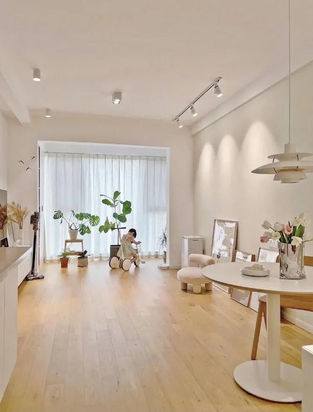 新房装修，孩子学习桌放在哪里最合适？听听“奖状墙”妈妈怎么说